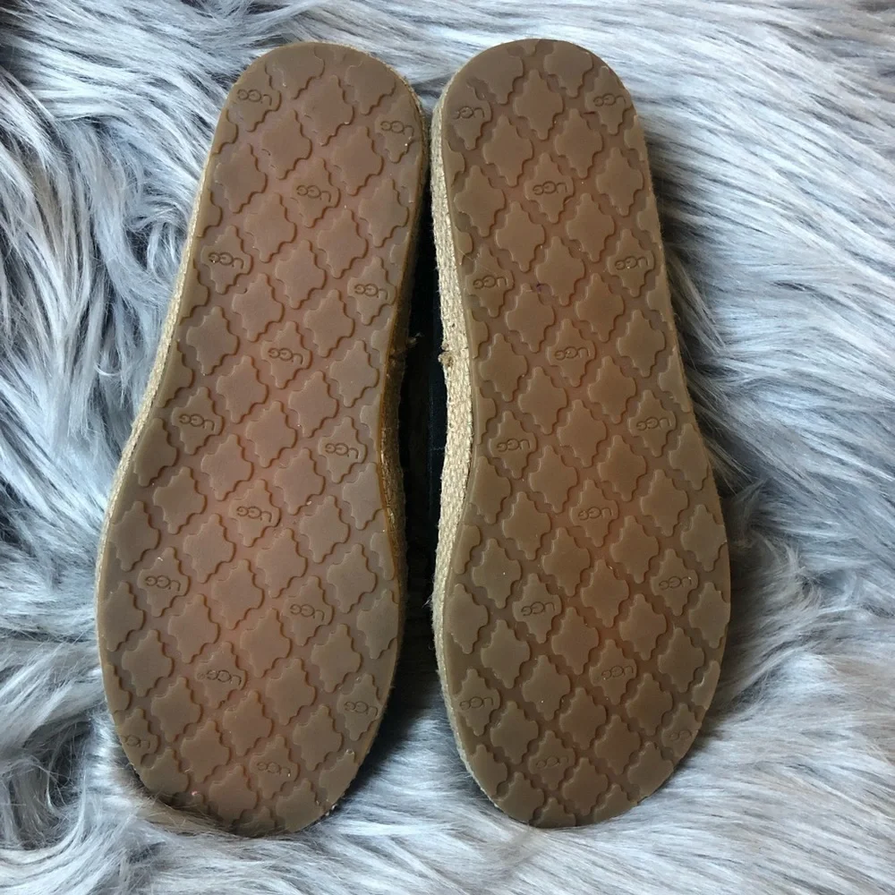 Ugg kid’s boho fringe moccasins in black and teal. Size 13 RARE!